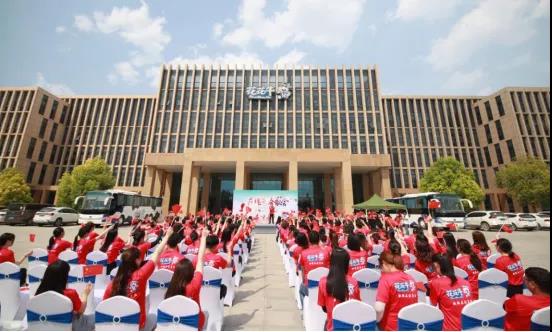 做白色的牛奶，創(chuàng)紅色的企業(yè)，花花牛乳業(yè)集團青春歌會慶祝建黨100周年