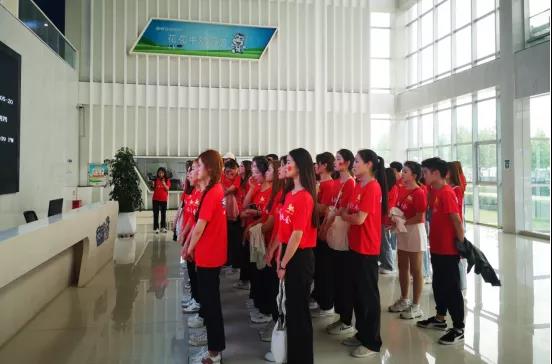 做白色的牛奶，創(chuàng)紅色的企業(yè)，花花牛乳業(yè)集團青春歌會慶祝建黨100周年