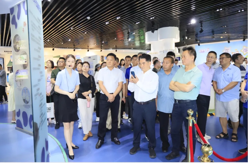 花花牛丨中國人民大學(xué)河南校友會(huì)蒞臨花花牛參觀座談 花花牛丨中國人民大學(xué)河南校友會(huì)蒞臨花花牛參觀座談