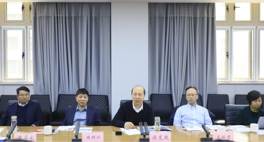 花花牛乳業(yè)集團(tuán)黨委書記、董事長(zhǎng)唐洪峰一行赴中原食品實(shí)驗(yàn)室同中國(guó)工程院院士、中原食品實(shí)驗(yàn)室主任任發(fā)政座談交流