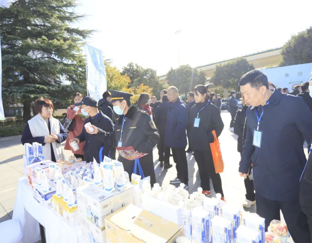 花花牛丨落實食品生產(chǎn)加工企業(yè)質(zhì)量安全主體責(zé)任，助力人民群眾生活更美好——2023年河南省暨鄭州食品安全宣傳周啟動儀式隆重舉行