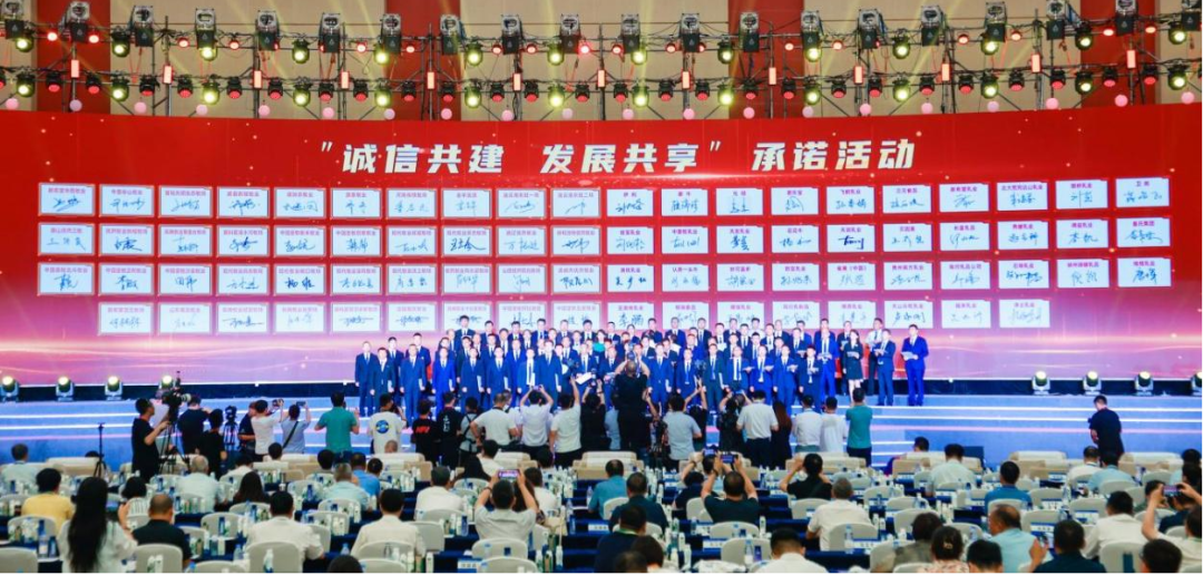 啟航新征程 點(diǎn)亮新賽道丨花花牛乳業(yè)集團(tuán)參加第十四屆中國奶業(yè)大會暨D20峰會，榮獲“中國乳制品生產(chǎn)企業(yè)現(xiàn)代化等級5A級”評定殊榮