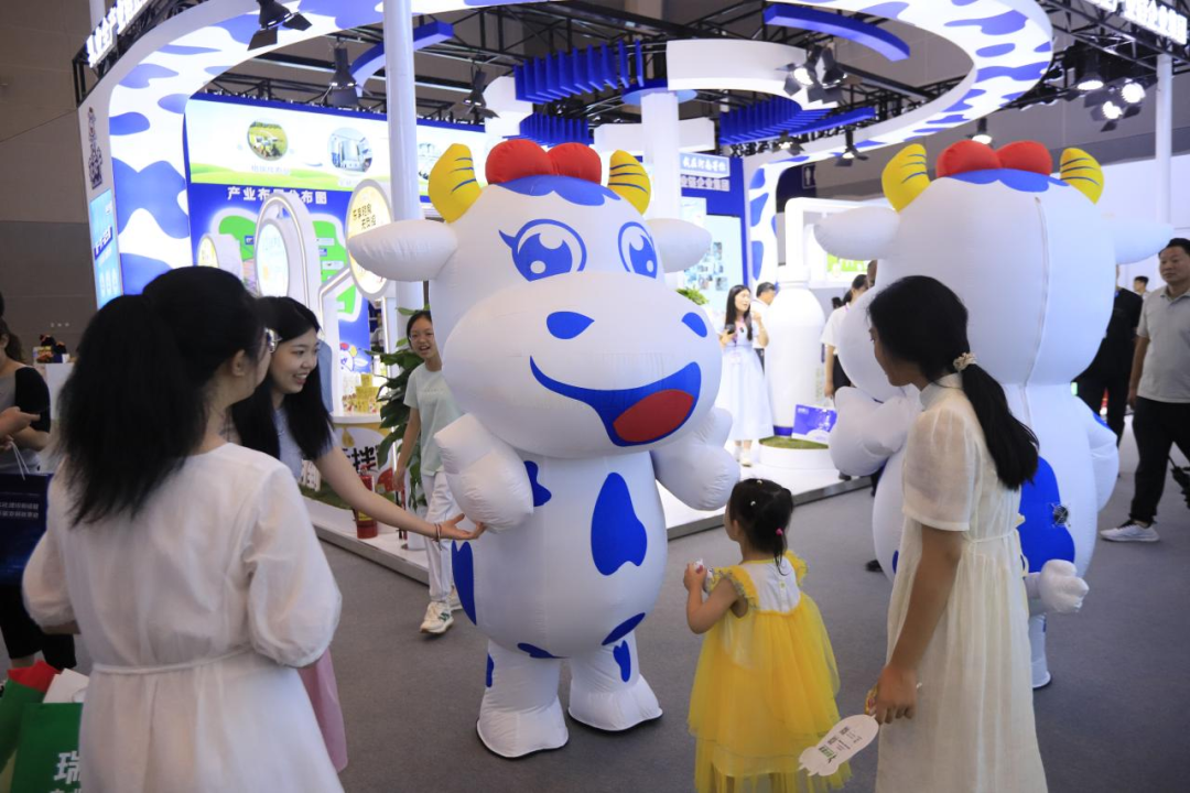 啟航新征程 點(diǎn)亮新賽道丨花花牛乳業(yè)集團(tuán)參加第十四屆中國奶業(yè)大會暨D20峰會，榮獲“中國乳制品生產(chǎn)企業(yè)現(xiàn)代化等級5A級”評定殊榮