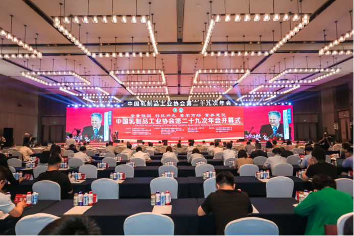 參觀拓思路 交流促發(fā)展 | 集團(tuán)領(lǐng)導(dǎo)參加中乳協(xié)第二十九次年會暨中國（國際）乳業(yè)技術(shù)博覽會并到江西陽光乳業(yè)參觀座談