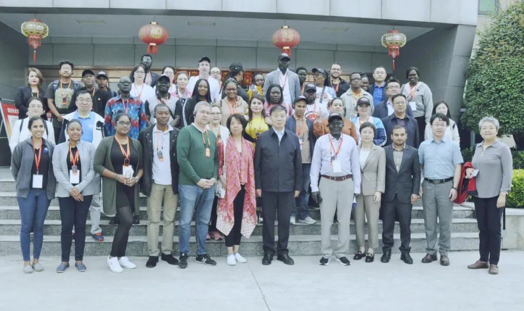 北京大學(xué)南南合作與發(fā)展學(xué)院教授、全球伙伴關(guān)系主任周詠梅一行蒞臨花花牛平輿瑞亞牧業(yè)參觀調(diào)研