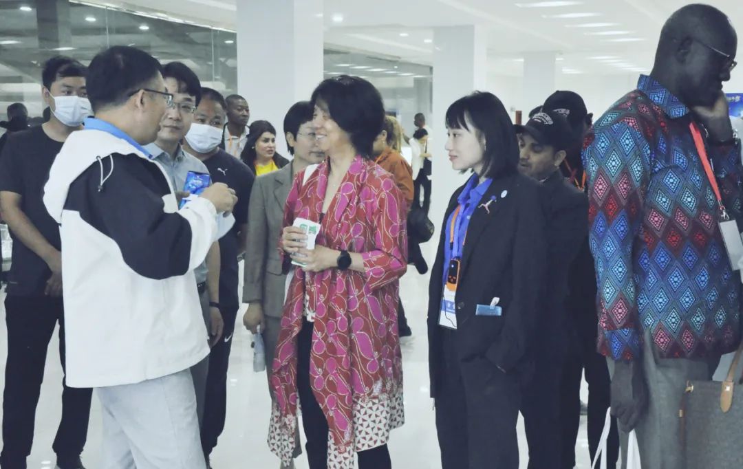 北京大學(xué)南南合作與發(fā)展學(xué)院教授、全球伙伴關(guān)系主任周詠梅一行蒞臨花花牛平輿瑞亞牧業(yè)參觀調(diào)研