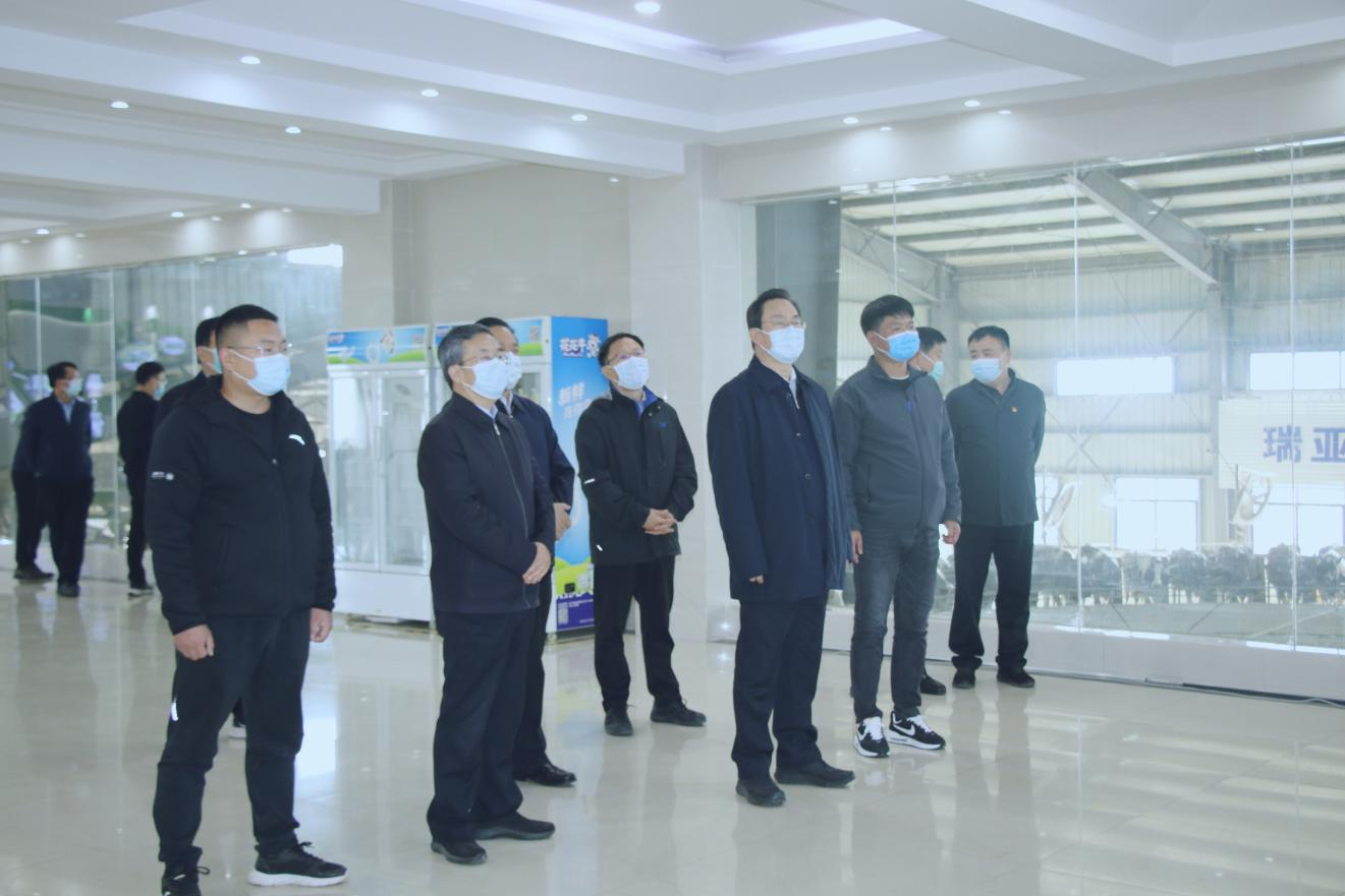 河南省人大常委會黨組書記、副主任孔昌生蒞臨花花牛魯山瑞亞牧場參觀調(diào)研