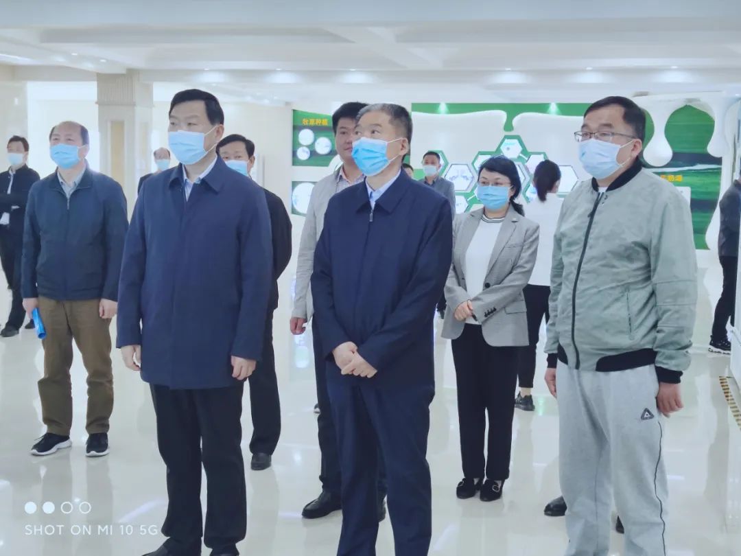 平頂山市人大常委會主任張明新蒞臨 花花牛魯山瑞亞參觀調(diào)研 平頂山市人大常委會主任張明新蒞臨 花花牛魯山瑞亞參觀調(diào)研