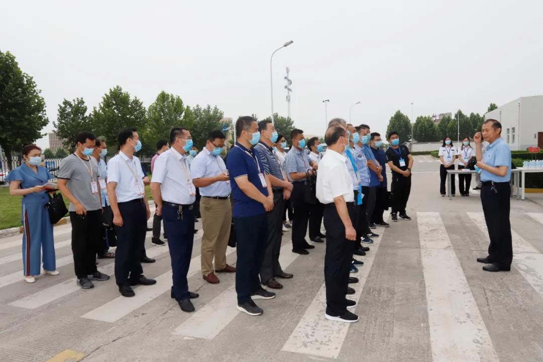 鄭州市安全生產(chǎn)雙重預(yù)防體系建設(shè)現(xiàn)場觀摩會在花花牛乳業(yè)集團鄭州分公司召開 鄭州市安全生產(chǎn)雙重預(yù)防體系建設(shè)現(xiàn)場觀摩會在花花牛乳業(yè)集團鄭州分公司召開