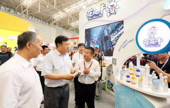 致敬祖國70華誕 |花花牛亮相第十屆中國奶業(yè)大會 致敬祖國70華誕 |花花牛亮相第十屆中國奶業(yè)大會