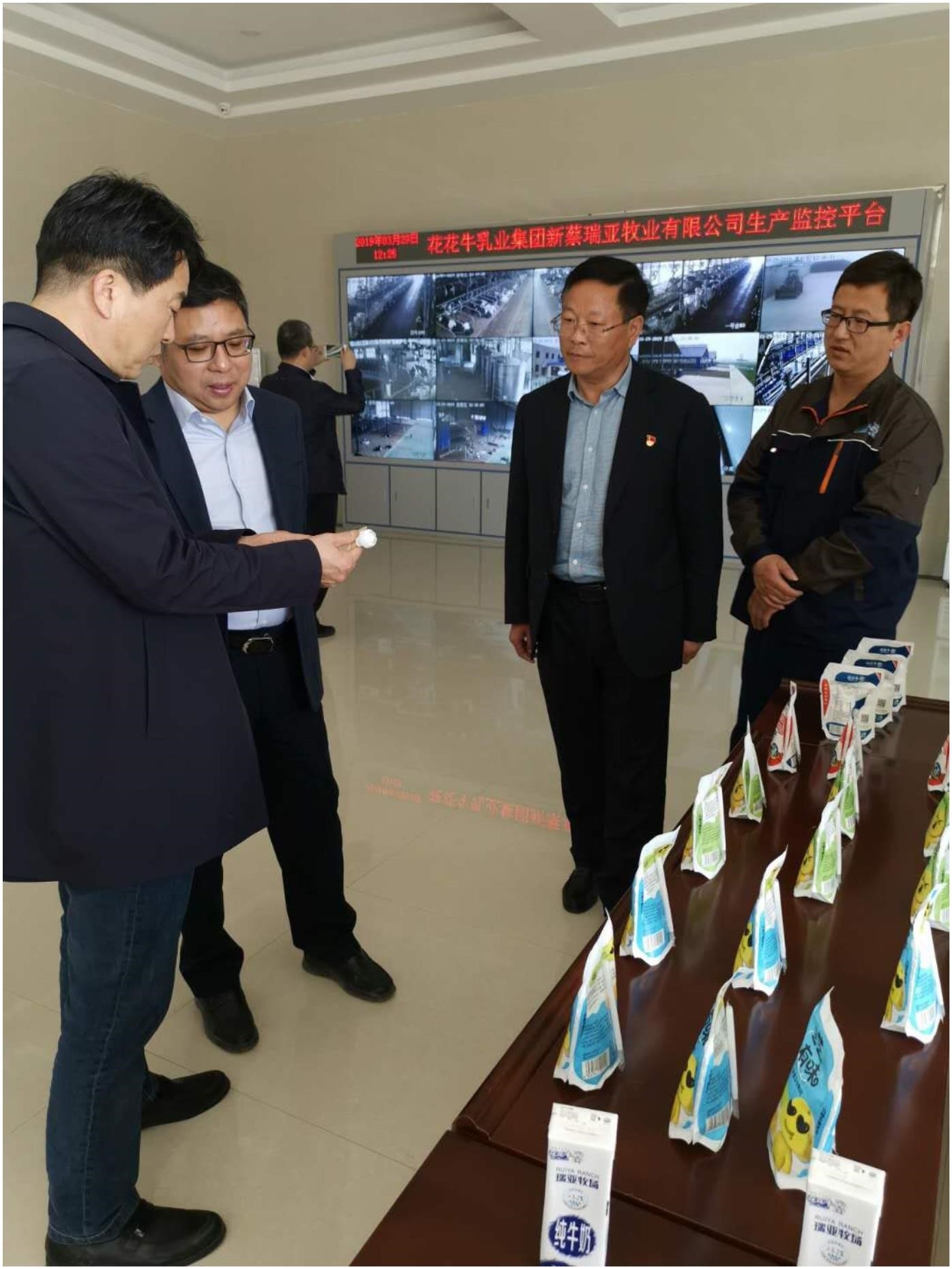 中國(guó)建設(shè)銀行河南省分行行長(zhǎng)石永拴 蒞臨花花牛新蔡瑞亞牧業(yè)有限公司考察調(diào)研