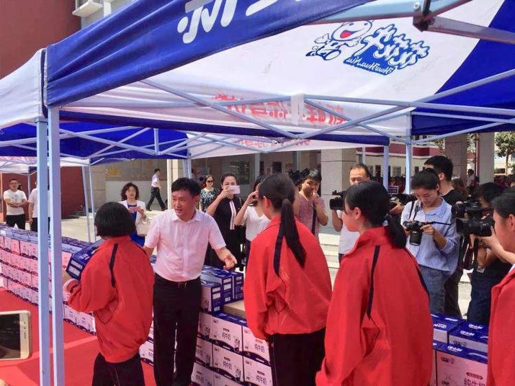 “健康中原，牛奶伴您行——花花牛乳業(yè)集團(tuán)2018中國(guó)小康牛奶行動(dòng)” 公益助學(xué)啟動(dòng)儀式隆重舉行