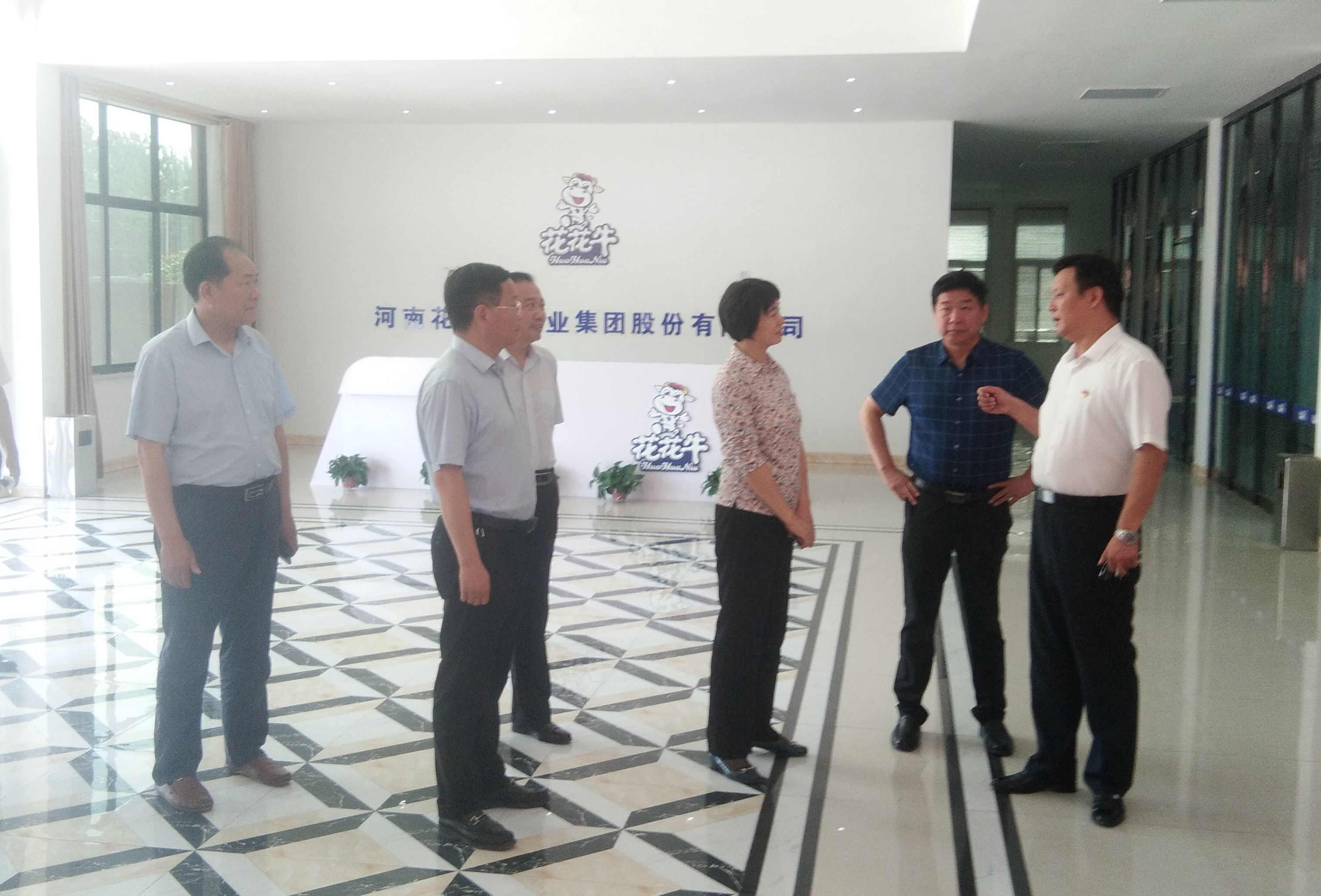 駐馬店市委常委、統(tǒng)戰(zhàn)部長姚新文 蒞臨花花牛乳業(yè)集團(tuán)總部調(diào)研