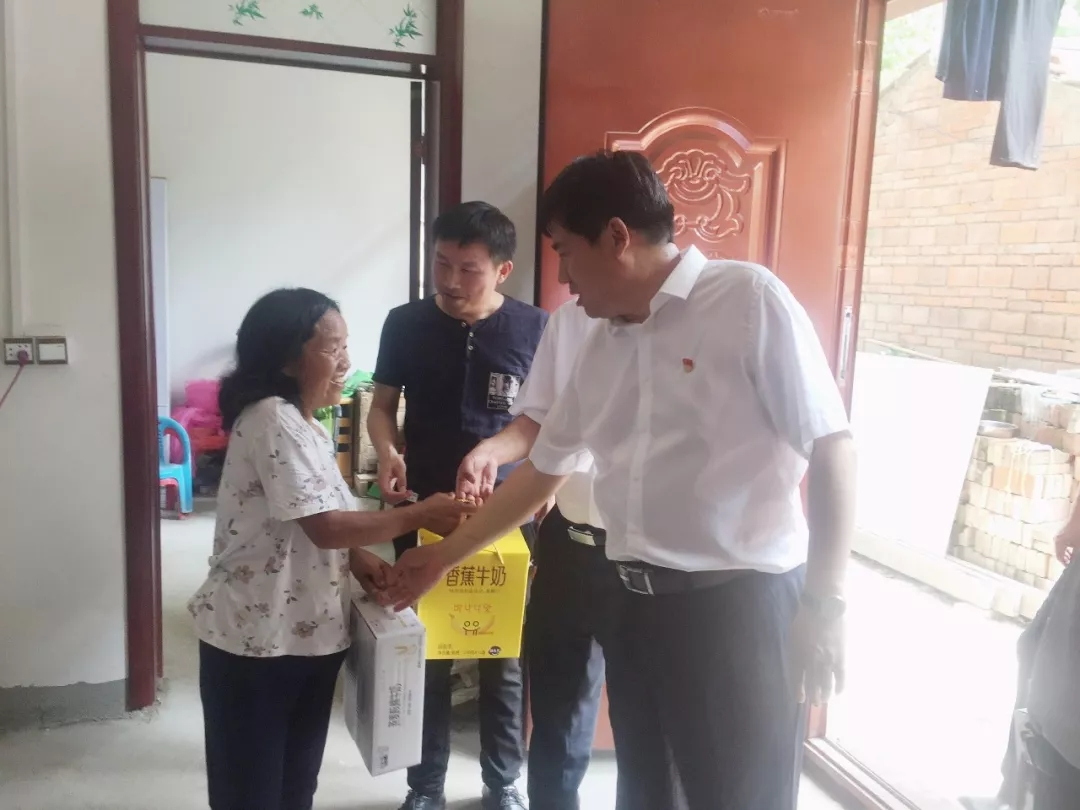 花花牛乳業(yè)集團(tuán)走訪慰問貧困戶 結(jié)對(duì)幫扶暖人心 花花牛乳業(yè)集團(tuán)走訪慰問貧困戶 結(jié)對(duì)幫扶暖人心