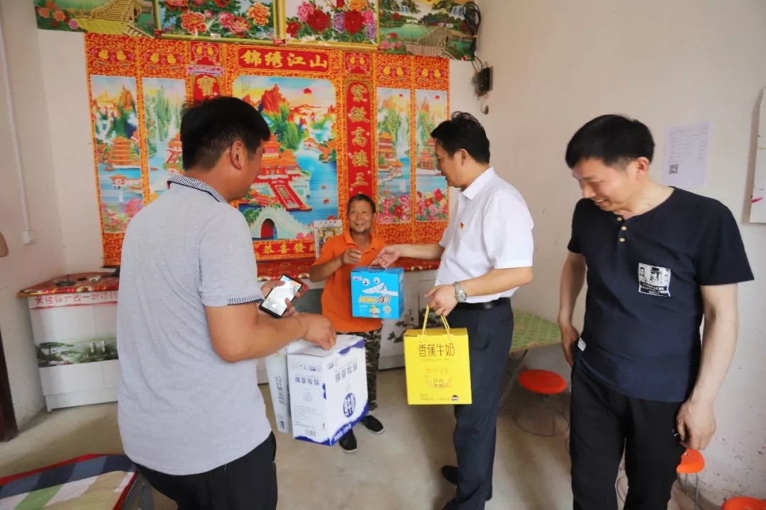 花花牛乳業(yè)集團(tuán)走訪慰問貧困戶 結(jié)對(duì)幫扶暖人心 花花牛乳業(yè)集團(tuán)走訪慰問貧困戶 結(jié)對(duì)幫扶暖人心