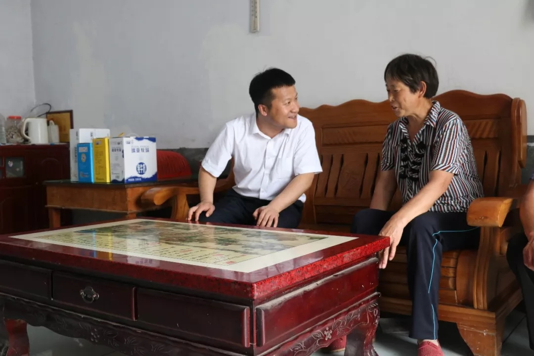 花花牛乳業(yè)集團(tuán)走訪慰問貧困戶 結(jié)對(duì)幫扶暖人心 花花牛乳業(yè)集團(tuán)走訪慰問貧困戶 結(jié)對(duì)幫扶暖人心