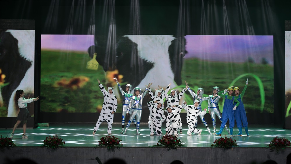 “不忘初心、聚力前行” 花花牛集團2018迎新春聯(lián)歡會隆重舉行