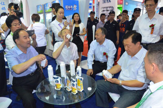 花花牛牛氣沖天！農(nóng)業(yè)部長品嘗“領(lǐng)暢”點(diǎn)贊，又獲國際奶業(yè)平臺青睞