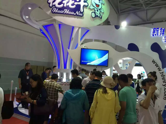 花花牛牛氣沖天！農(nóng)業(yè)部長品嘗“領(lǐng)暢”點(diǎn)贊，又獲國際奶業(yè)平臺青睞