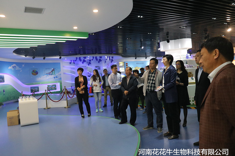 鄭州市二七區(qū)區(qū)委、統(tǒng)戰(zhàn)部部長王玉紅蒞臨花花牛生物科技有限公司參觀指導