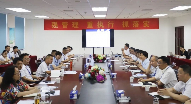 勇?lián)姑な卣齽?chuàng)新｜花花牛乳業(yè)集團(tuán)召開(kāi)營(yíng)銷(xiāo)、養(yǎng)殖及飼料月度經(jīng)營(yíng)工作會(huì)議