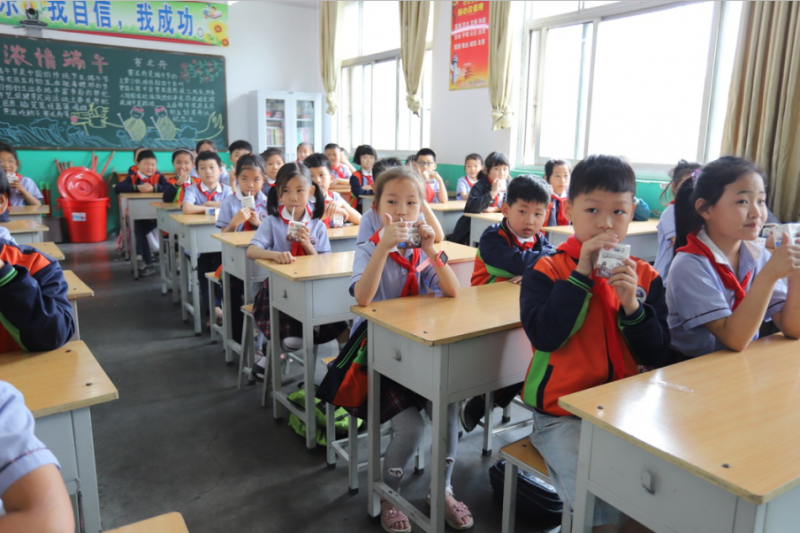 做好一杯放心奶 ——“花花?！背砷L記