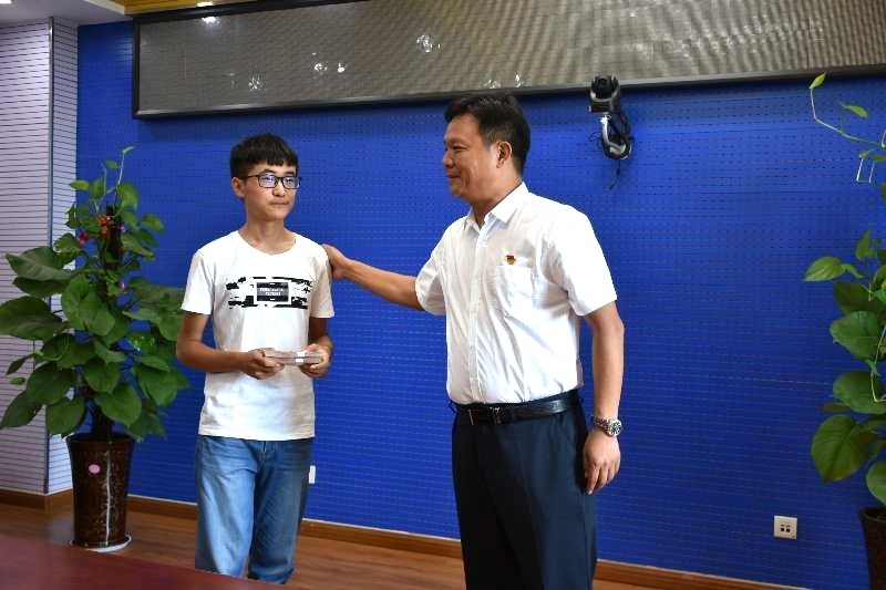 花花牛濟(jì)困解難，助力學(xué)子圓夢(mèng)香江