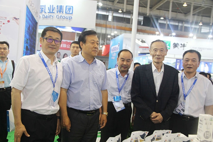 花花牛亮相第八屆中國奶業(yè)大會，又獲農(nóng)業(yè)部長一聲贊！