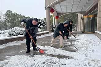 掃雪除冰 展現(xiàn)擔(dān)當(dāng) ——花花牛乳業(yè)集團(tuán)開(kāi)展掃雪除冰志愿服務(wù)活動(dòng)